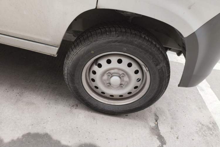 Used Wuling Zhiguang 2023 1.5L Practical Version 5/7 Seats Right Front Wheel Hub