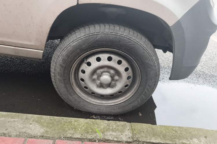Used Wuling Zhiguang 2023 1.5L Practical Version 5/7 Seats Right Front Wheel Hub