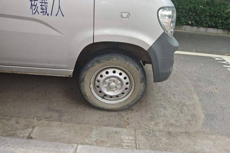 Used Wuling Zhiguang 2023 1.5L Practical Version 5/7 Seats Right Front Wheel Hub