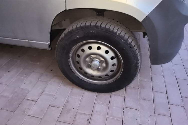 Used Wuling Zhiguang 2023 1.5L Practical Version 5/7 Seats Right Front Wheel Hub