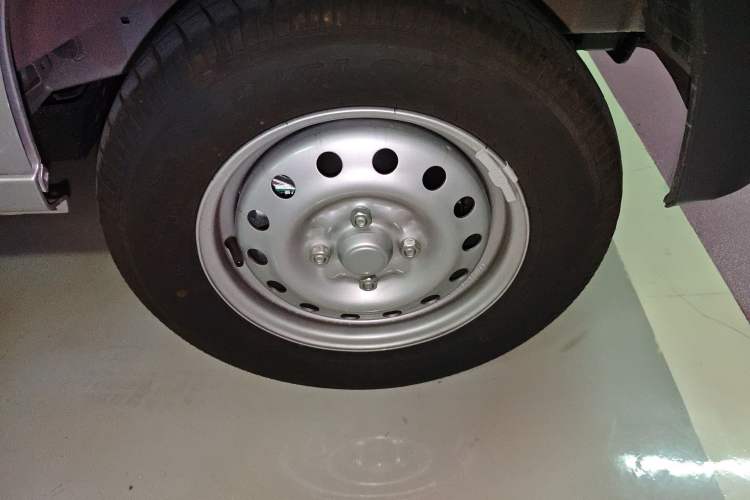 Used Wuling Zhiguang 2023 1.5L Practical Version 5/7 Seats Right Front Wheel Hub