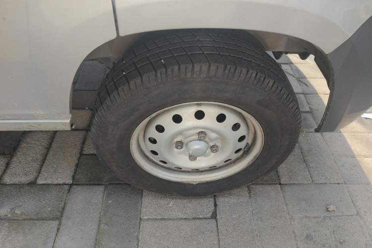 Used Wuling Zhiguang 2023 1.5L Practical Version 5/7 Seats Right Front Wheel Hub
