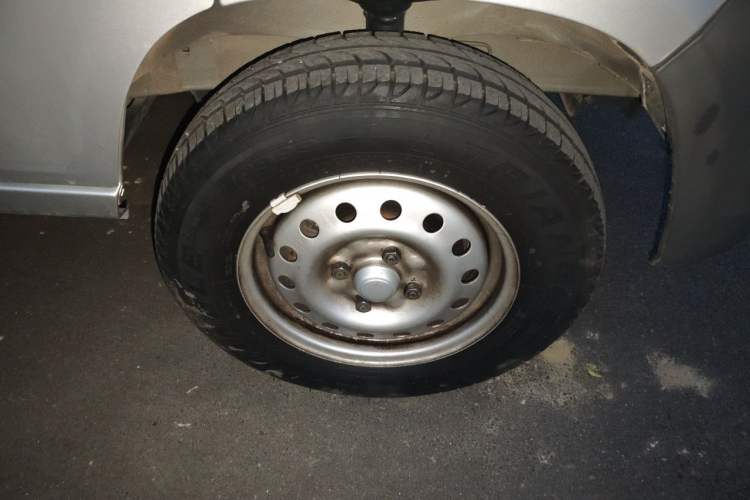 Used Wuling Zhiguang 2023 1.5L Utility Version with Enclosed Windows 2 Seats Right Front Wheel Hub