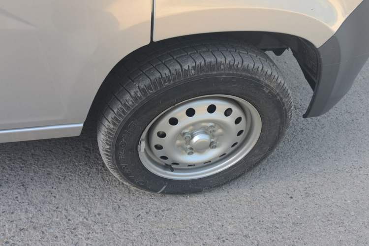 Used Wuling Zhiguang 2023 1.5L Practical Version 5/7 Seats Right Front Wheel Hub