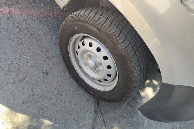 Used Wuling Zhiguang 2023 1.5L Practical Version 5/7 Seats Right Front Wheel Hub