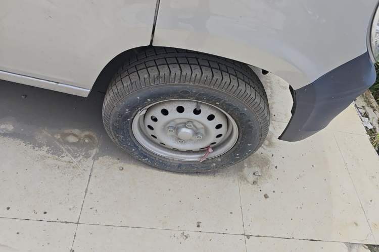 Used Wuling Zhiguang 2023 1.5L Practical Version 5/7 Seats Right Front Wheel Hub