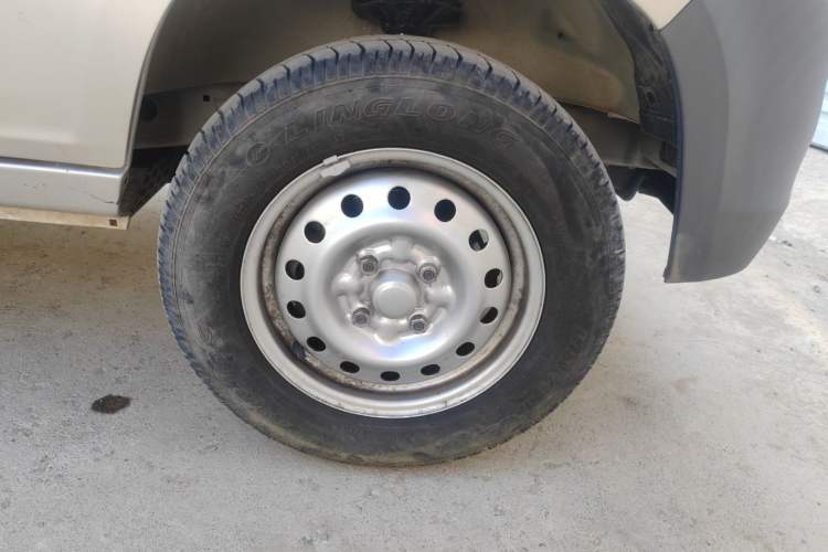 Used Wuling Zhiguang 2023 1.5L Practical Version 5/7 Seats Right Front Wheel Hub