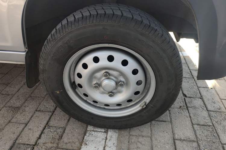 Used Wuling Zhiguang 2023 1.5L Practical Version 5/7 Seats Right Front Wheel Hub