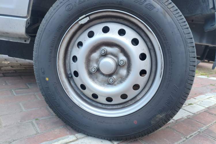 Used Wuling Zhiguang 2023 1.5L Practical Version 5/7 Seats Right Front Wheel Hub