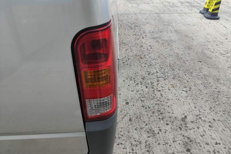 Used Wuling Zhiguang 2023 1.5L Practical Version 5/7 Seats Right Rear Taillight
