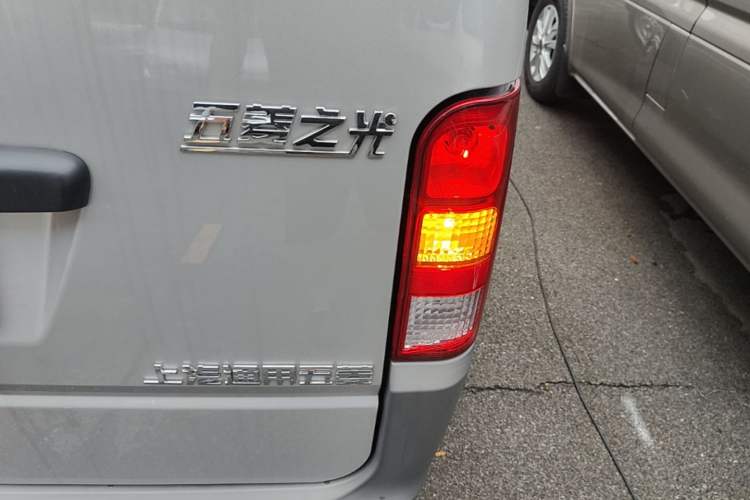 Used Wuling Zhiguang 2023 1.5L Practical Version 5/7 Seats Right Rear Taillight