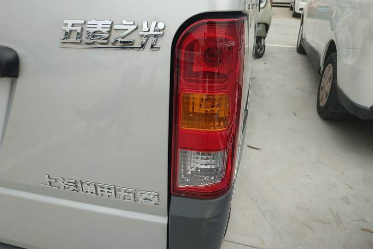 Used Wuling Zhiguang 2023 1.5L Practical Version 5/7 Seats Right Rear Taillight