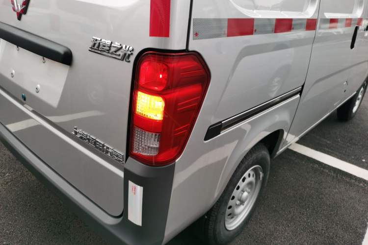 Used Wuling Zhiguang 2023 1.5L Utility Version with Enclosed Windows 2 Seats Right Rear Taillight