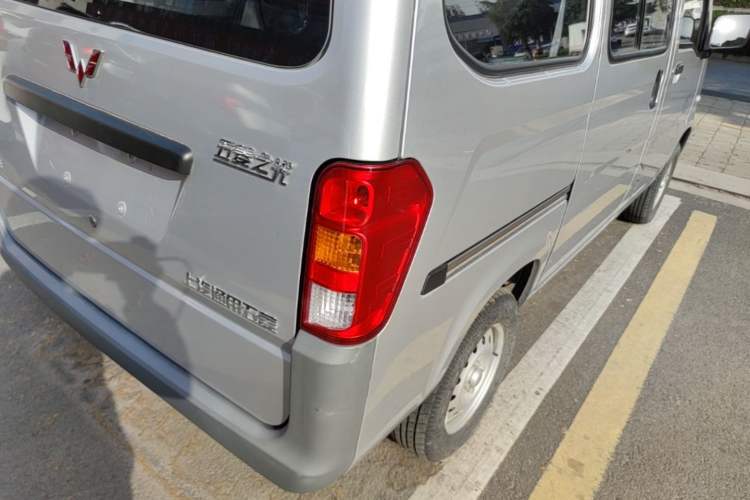 Used Wuling Zhiguang 2023 1.5L Practical Version 5/7 Seats Right Rear Taillight