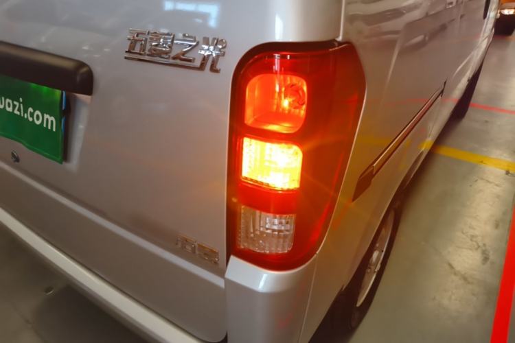 Used Wuling Zhiguang 2023 1.5L Practical Version 5/7 Seats Right Rear Taillight