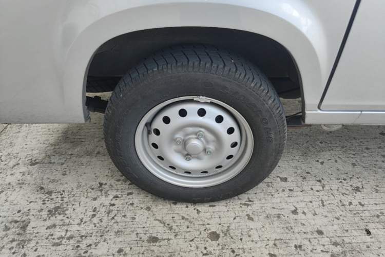 Used Wuling Zhiguang 2023 1.5L Practical Version 5/7 Seats Right Rear Wheel Hub