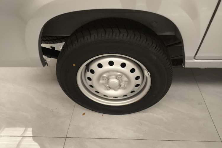 Used Wuling Zhiguang 2023 1.5L Practical Version 5/7 Seats Right Rear Wheel Hub