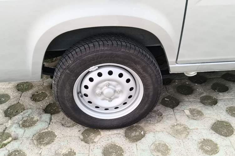 Used Wuling Zhiguang 2023 1.5L Practical Version 5/7 Seats Right Rear Wheel Hub
