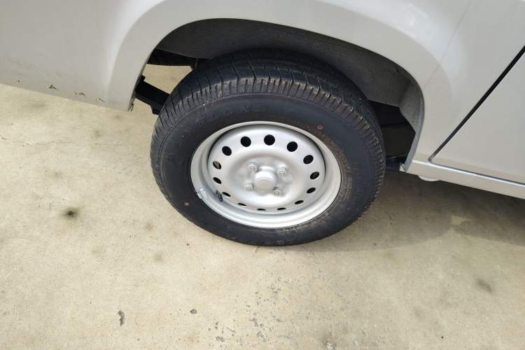 Used Wuling Zhiguang 2023 1.5L Practical Version 5/7 Seats Right Rear Wheel Hub