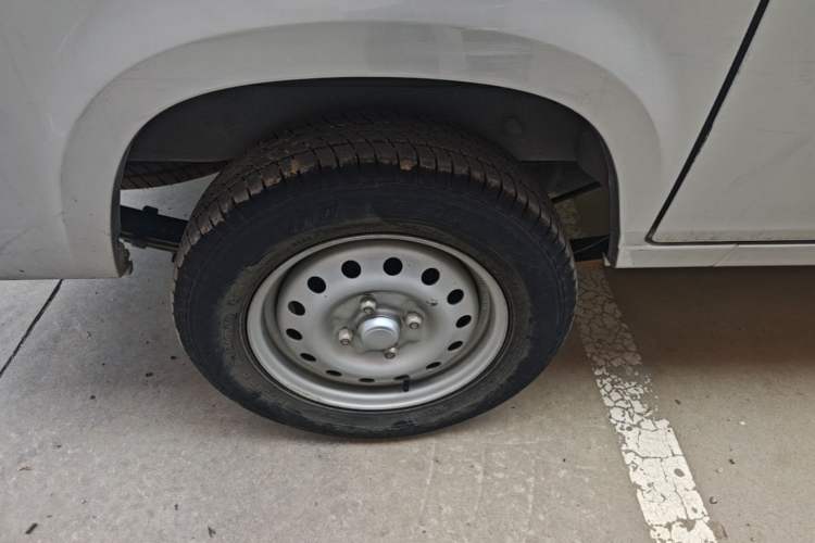 Used Wuling Zhiguang 2023 1.5L Practical Version 5/7 Seats Right Rear Wheel Hub