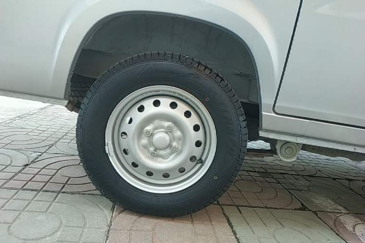 Used Wuling Zhiguang 2023 1.5L Practical Version 5/7 Seats Right Rear Wheel Hub