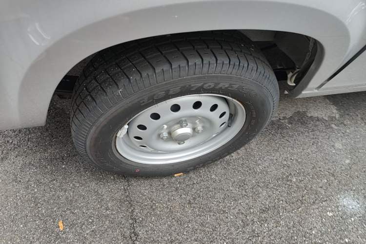 Used Wuling Zhiguang 2023 1.5L Practical Version 5/7 Seats Right Rear Wheel Hub