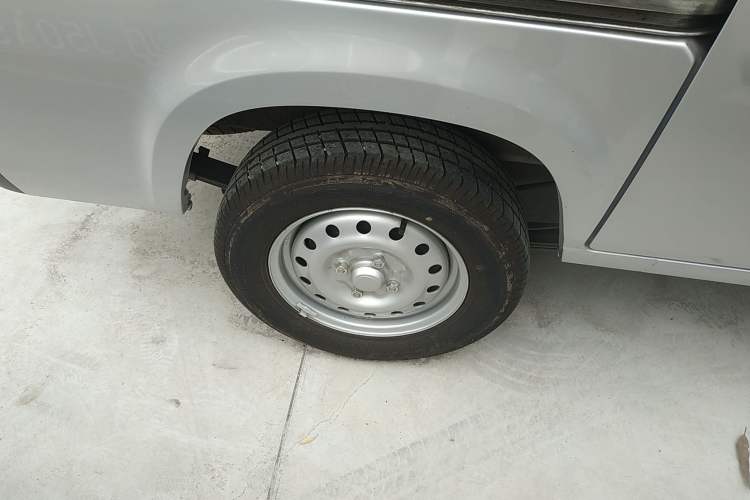 Used Wuling Zhiguang 2023 1.5L Practical Version 5/7 Seats Right Rear Wheel Hub