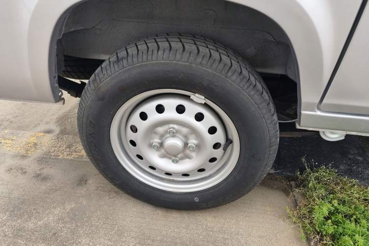 Used Wuling Zhiguang 2023 1.5L Practical Version 5/7 Seats Right Rear Wheel Hub