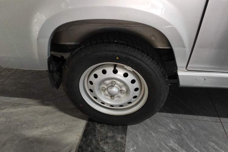 Used Wuling Zhiguang 2023 1.5L Practical Version 5/7 Seats Right Rear Wheel Hub