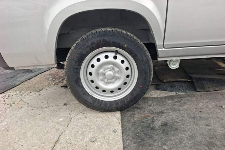 Used Wuling Zhiguang 2023 1.5L Practical Version 5/7 Seats Right Rear Wheel Hub