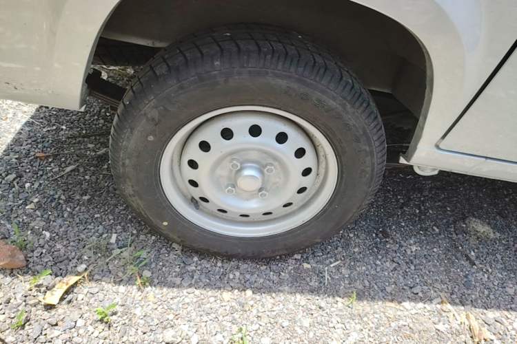 Used Wuling Zhiguang 2023 1.5L Practical Version 5/7 Seats Right Rear Wheel Hub