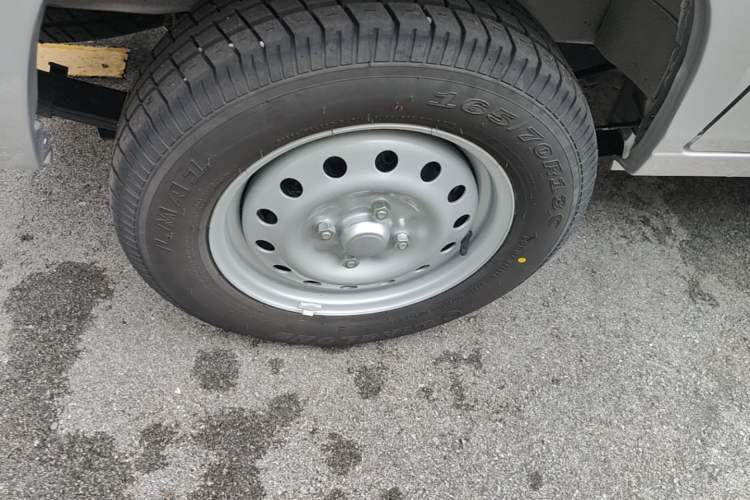 Used Wuling Zhiguang 2023 1.5L Practical Version 5/7 Seats Right Rear Wheel Hub