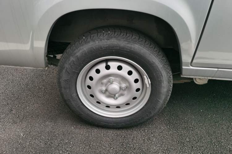 Used Wuling Zhiguang 2023 1.5L Utility Version with Enclosed Windows 2 Seats Right Rear Wheel Hub