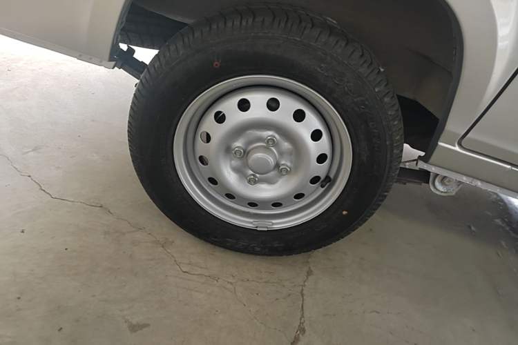 Used Wuling Zhiguang 2023 1.5L Practical Version 5/7 Seats Right Rear Wheel Hub