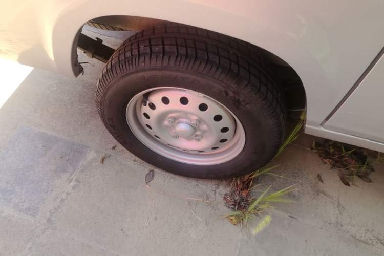 Used Wuling Zhiguang 2023 1.5L Practical Version 5/7 Seats Right Rear Wheel Hub