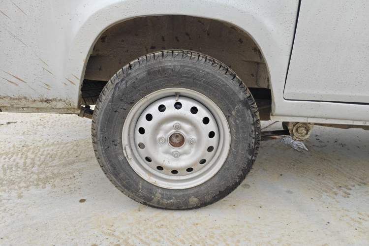 Used Wuling Zhiguang 2023 1.5L Utility Version with Enclosed Windows 2 Seats Right Rear Wheel Hub