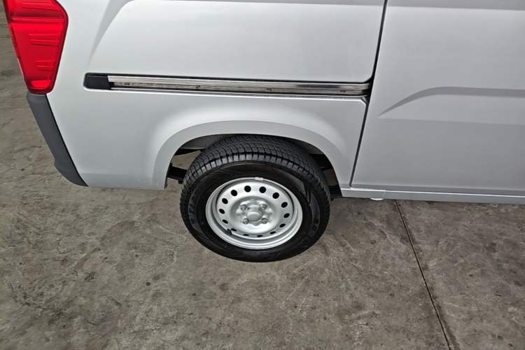 Used Wuling Zhiguang 2023 1.5L Practical Version 5/7 Seats Right Rear Wheel Hub