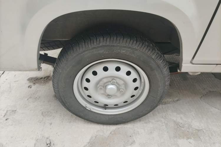 Used Wuling Zhiguang 2023 1.5L Practical Version 5/7 Seats Right Rear Wheel Hub