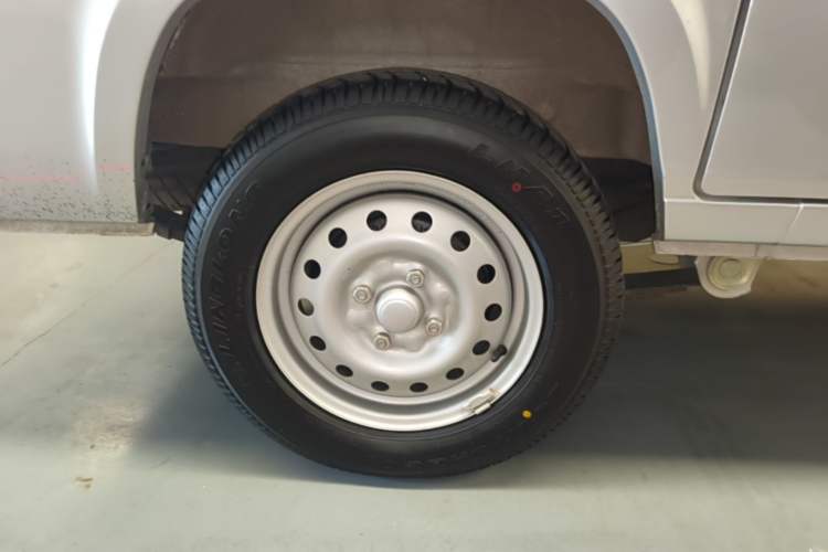 Used Wuling Zhiguang 2023 1.5L Practical Version 5/7 Seats Right Rear Wheel Hub