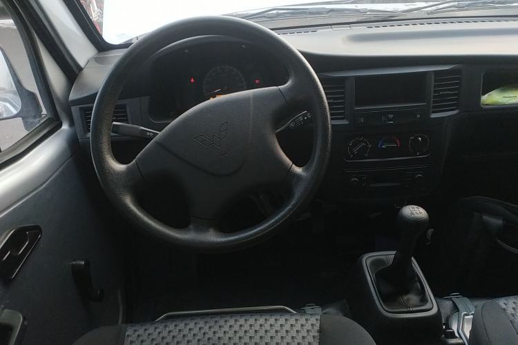Used Wuling Zhiguang 2023 1.5L Practical Version 5/7 Seats Steering Wheel