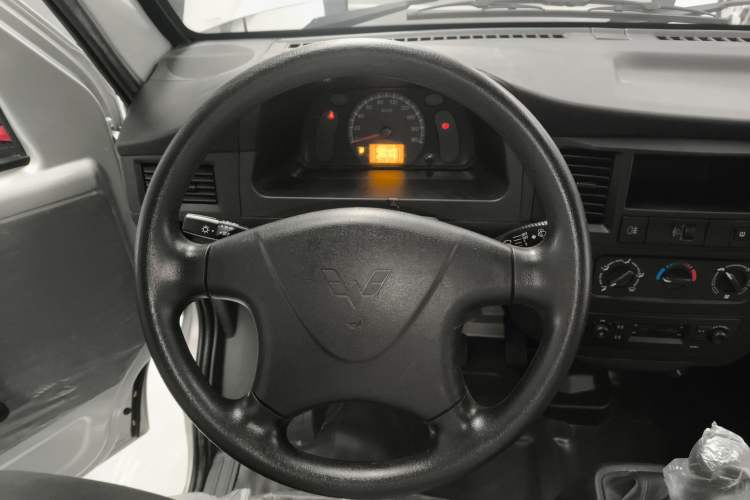 Used Wuling Zhiguang 2023 1.5L Practical Version 5/7 Seats Steering Wheel