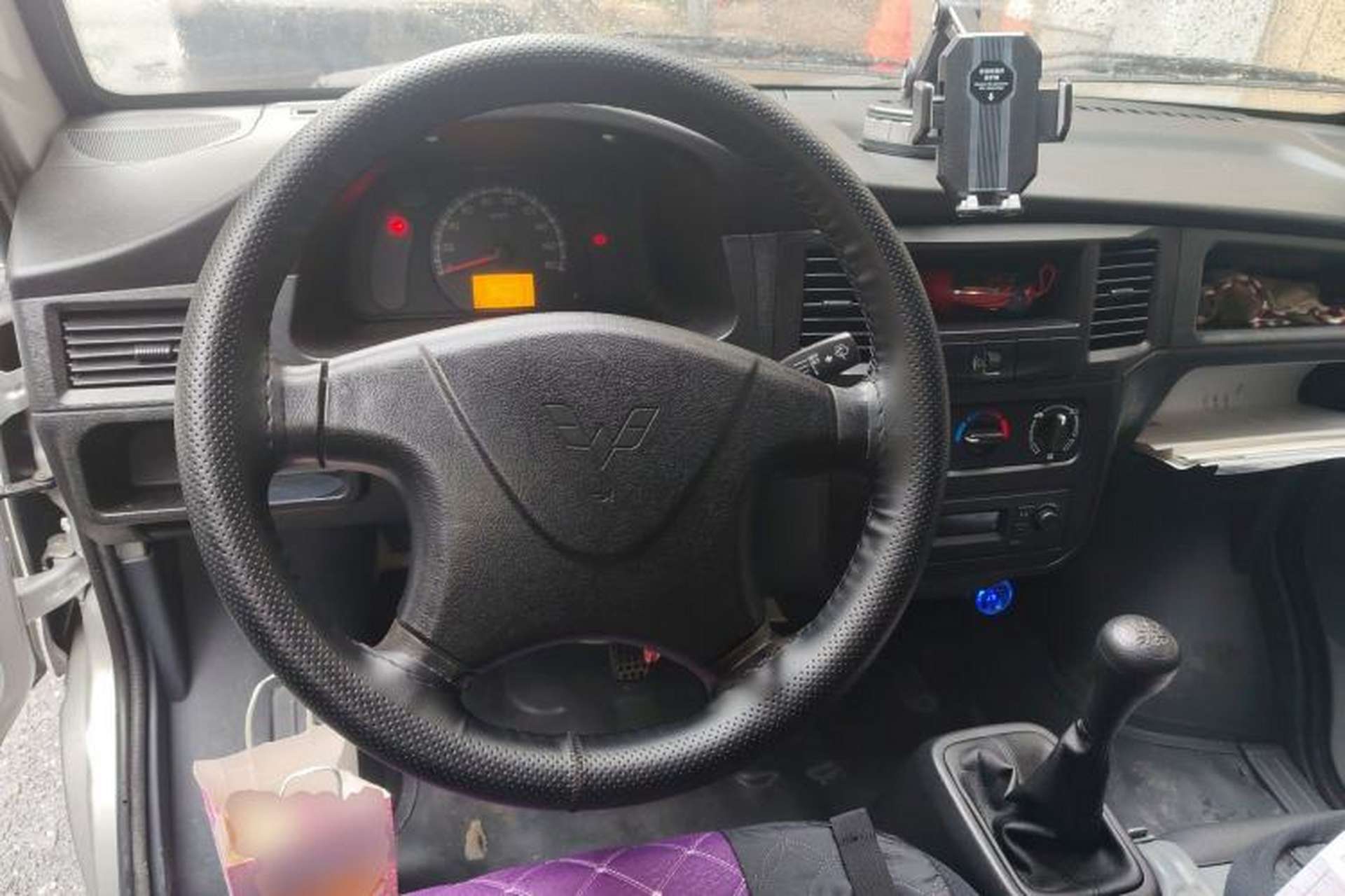 Used Wuling Zhiguang 2023 1.5L Utility Version with Enclosed Windows 2 Seats Steering Wheel