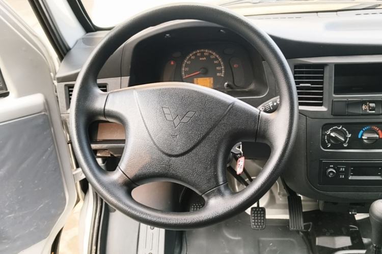 Used Wuling Zhiguang 2023 1.5L Practical Version 5/7 Seats Steering Wheel
