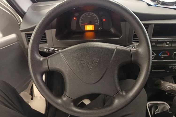 Used Wuling Zhiguang 2023 1.5L Practical Version 5/7 Seats Steering Wheel