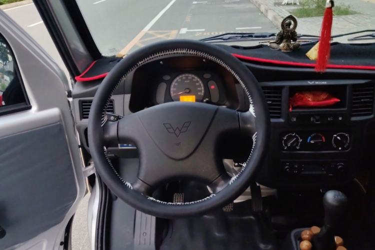 Used Wuling Zhiguang 2023 1.5L Practical Version 5/7 Seats Steering Wheel