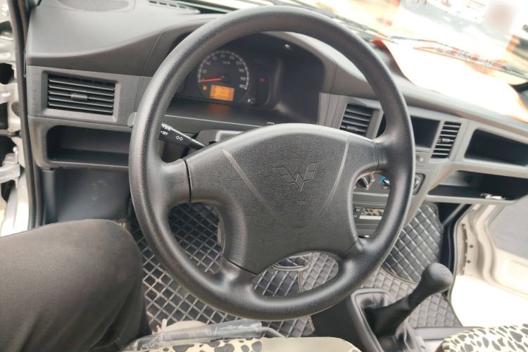 Used Wuling Zhiguang 2023 1.5L Practical Version 5/7 Seats Steering Wheel