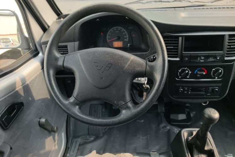 Used Wuling Zhiguang 2023 1.5L Practical Version 5/7 Seats Steering Wheel