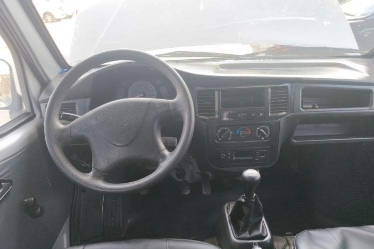 Used Wuling Zhiguang 2023 1.5L Practical Version 5/7 Seats Steering Wheel