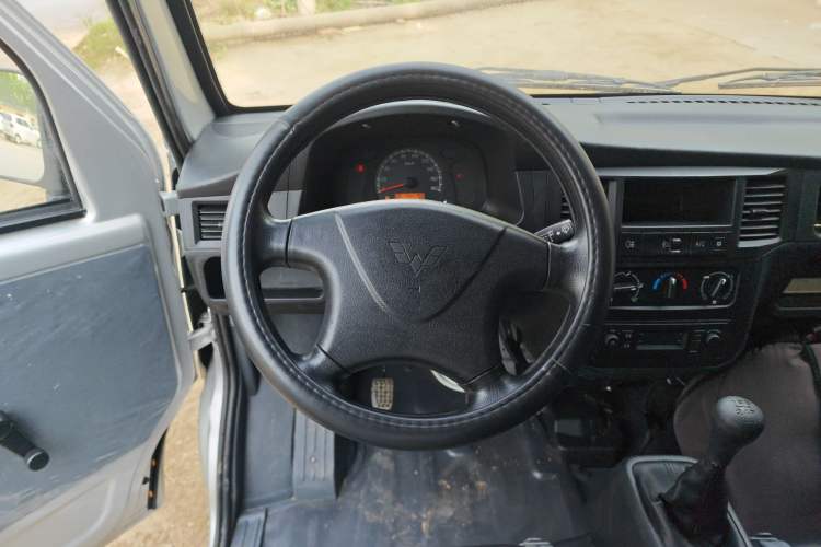 Used Wuling Zhiguang 2023 1.5L Practical Version 5/7 Seats Steering Wheel