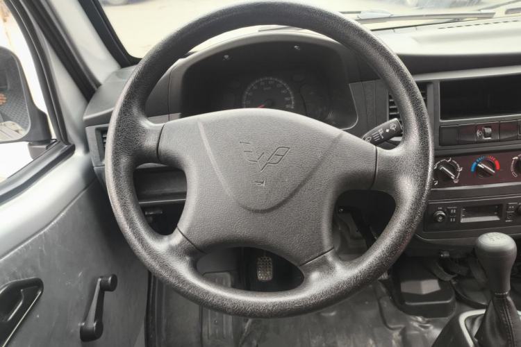 Used Wuling Zhiguang 2023 1.5L Practical Version 5/7 Seats Steering Wheel